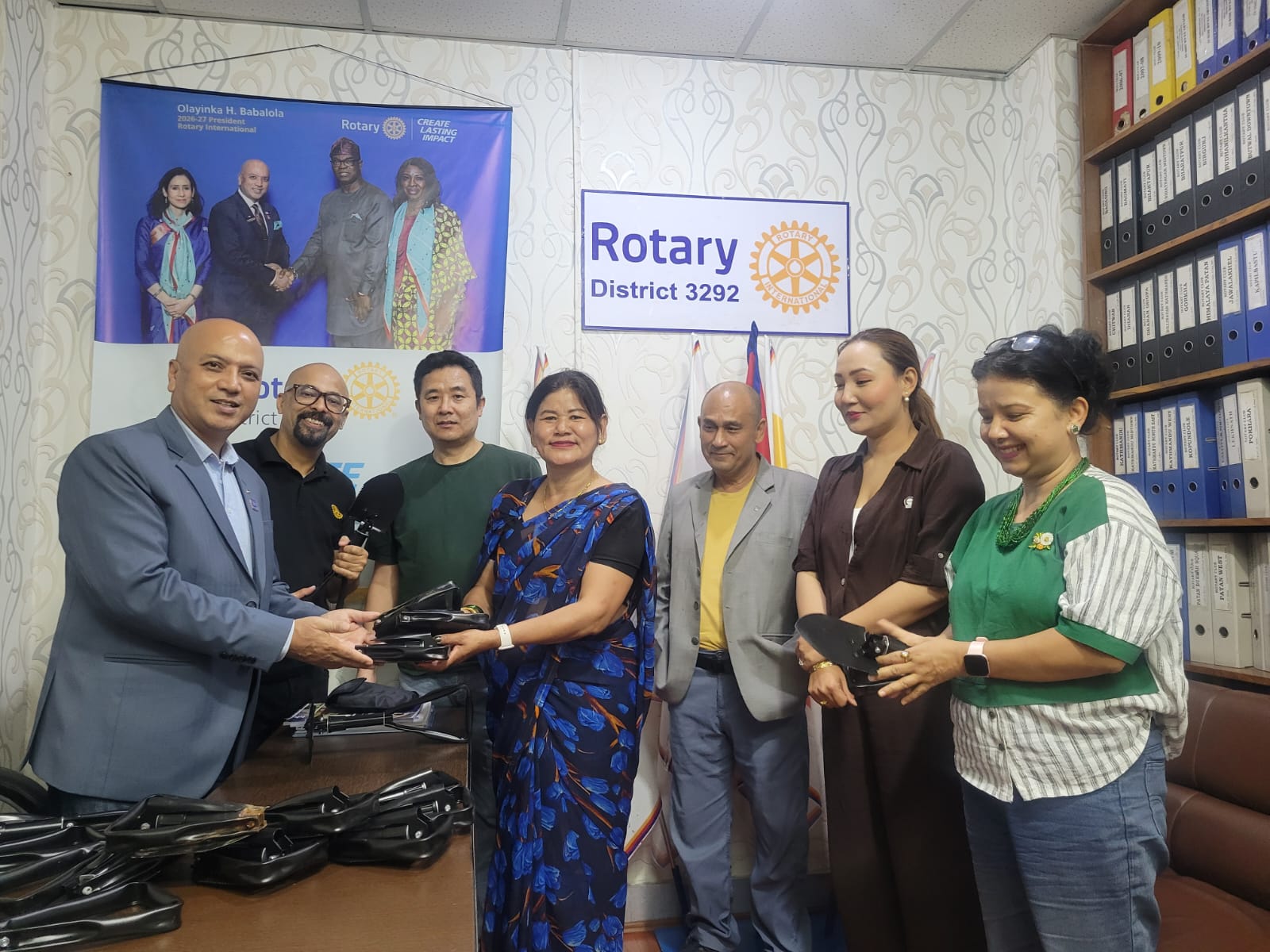 Portable foldable shovel handover to District Environment Committee